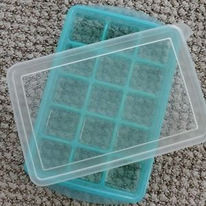 Silicone baby food/ice cubes tray with lid